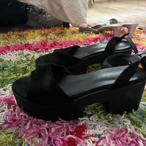 Black platform sandal
